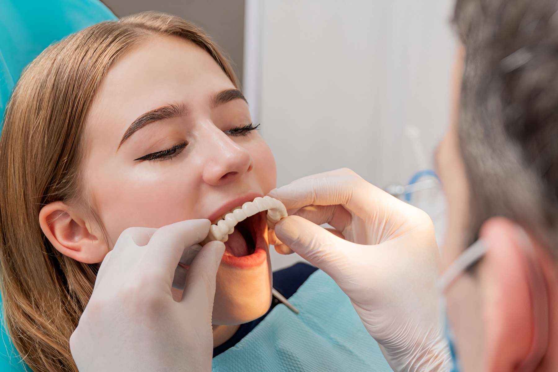 Какие виды протезов подходят при отсутствии нескольких зубов?